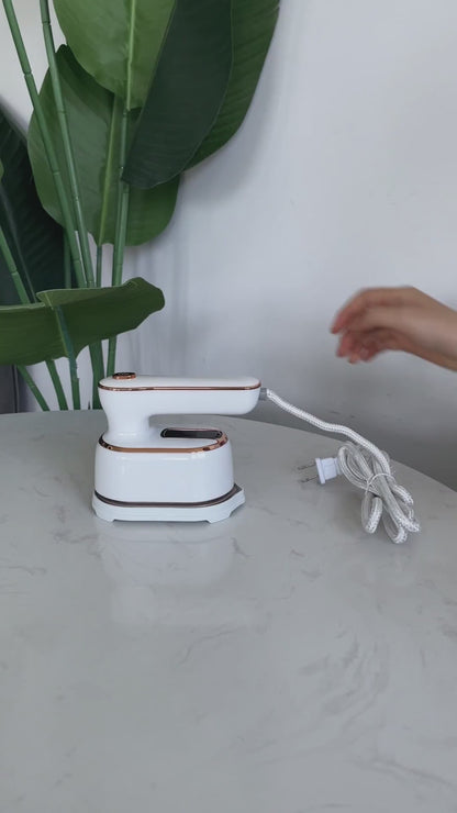 Mini steam iron – smooth and effective